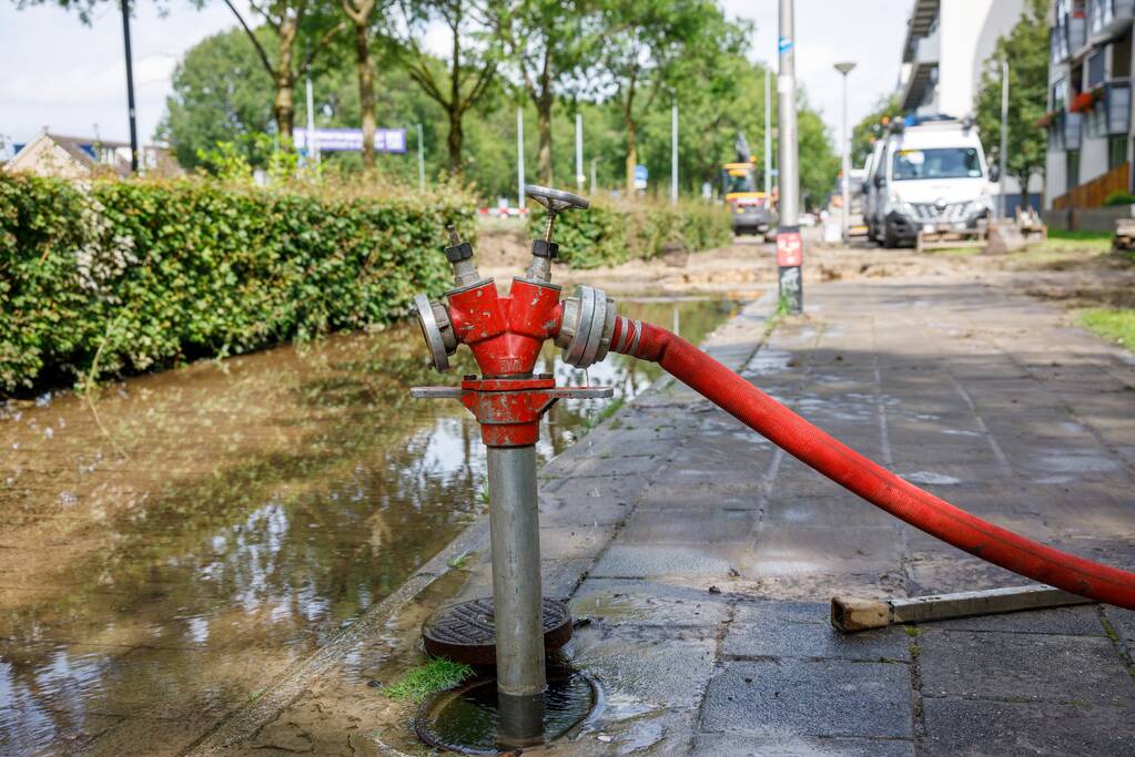 Sinkhole ontstaan bij waterleidingbreuk