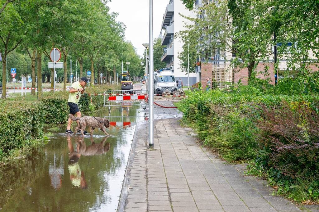 Sinkhole ontstaan bij waterleidingbreuk