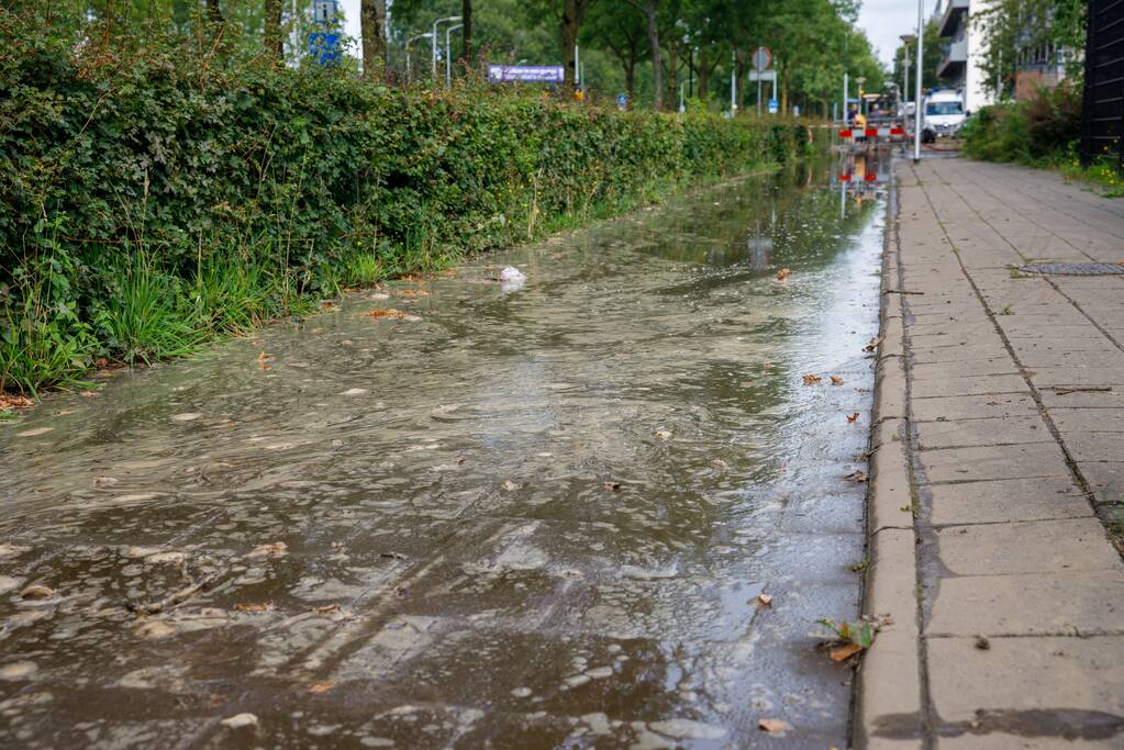 Sinkhole ontstaan bij waterleidingbreuk