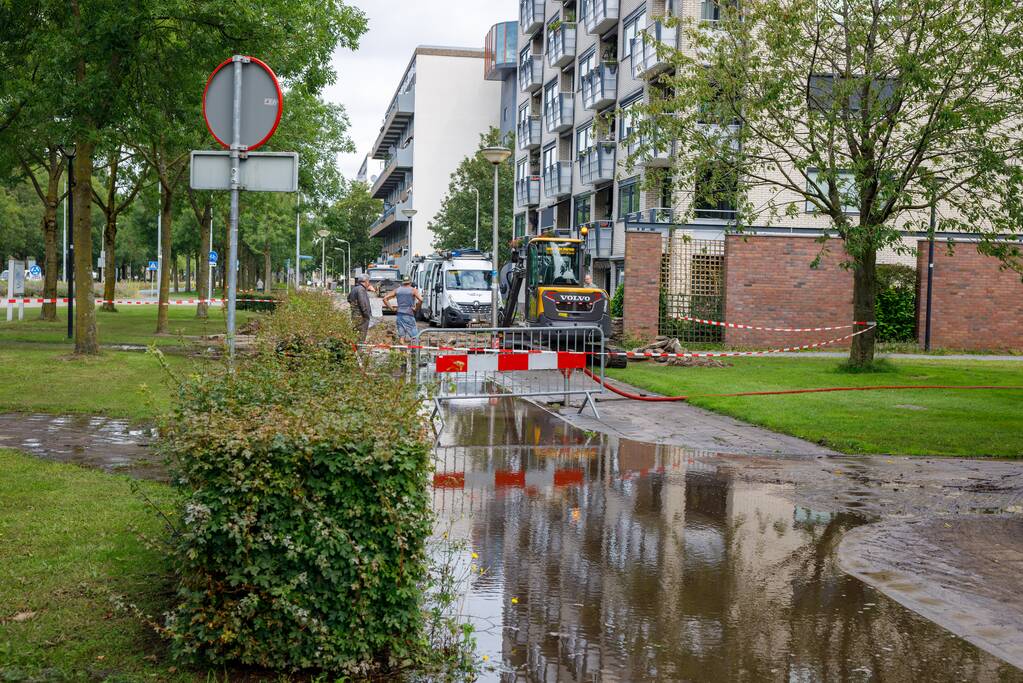 Sinkhole ontstaan bij waterleidingbreuk