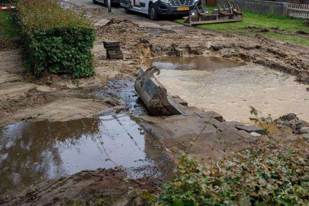 Sinkhole ontstaan bij waterleidingbreuk