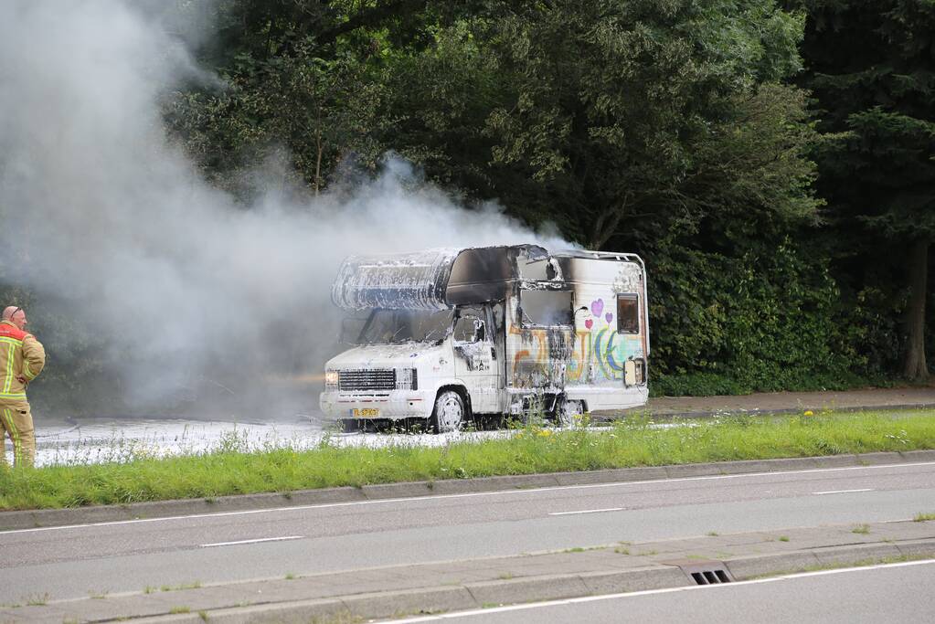 Camper volledig uitgebrand