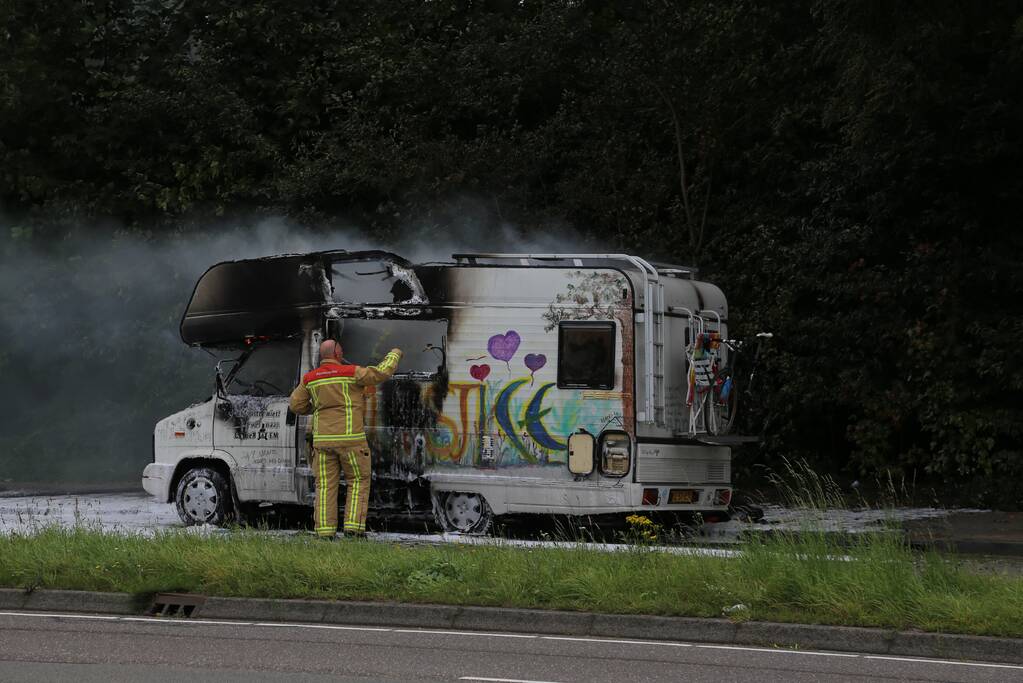 Camper volledig uitgebrand