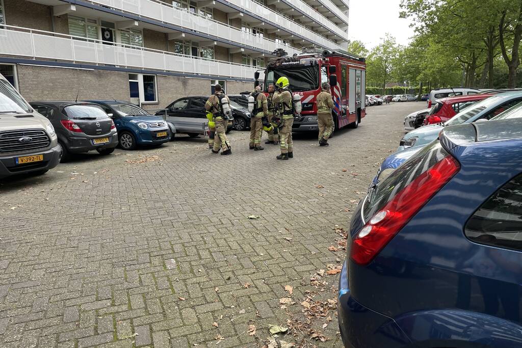 Rookpot zorgt voor enorme rookontwikkeling in flatgebouw