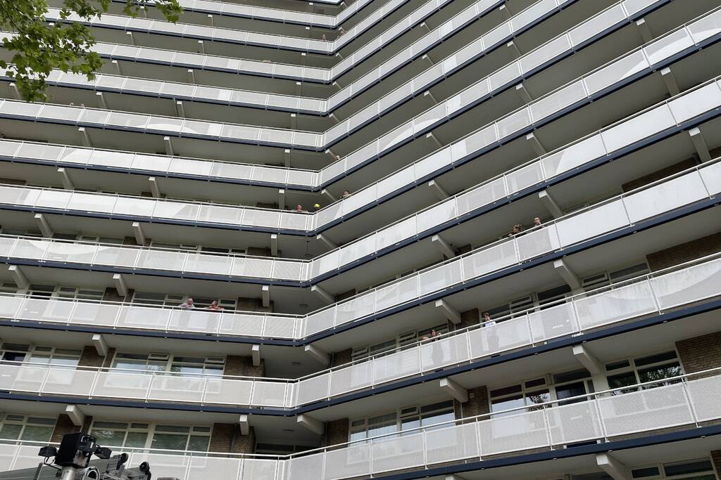 Rookpot zorgt voor enorme rookontwikkeling in flatgebouw
