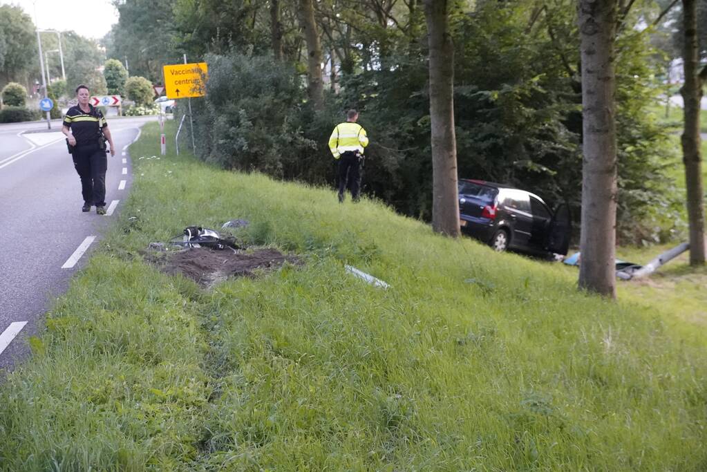 Dronken bestuurder ramt lantaarnpaal en rijdt talud af