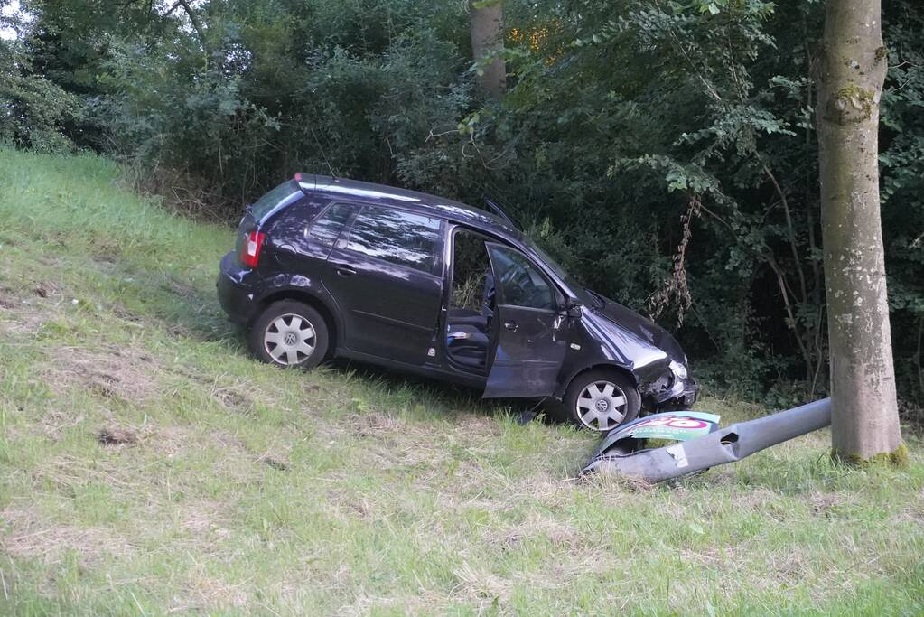 Dronken bestuurder ramt lantaarnpaal en rijdt talud af