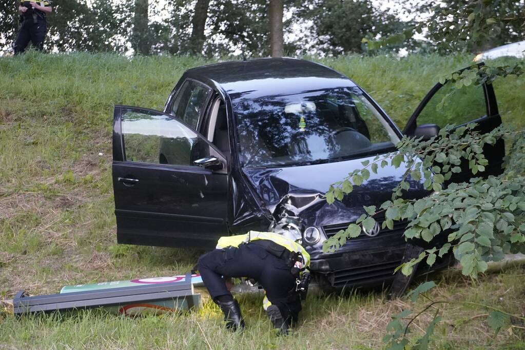 Dronken bestuurder ramt lantaarnpaal en rijdt talud af