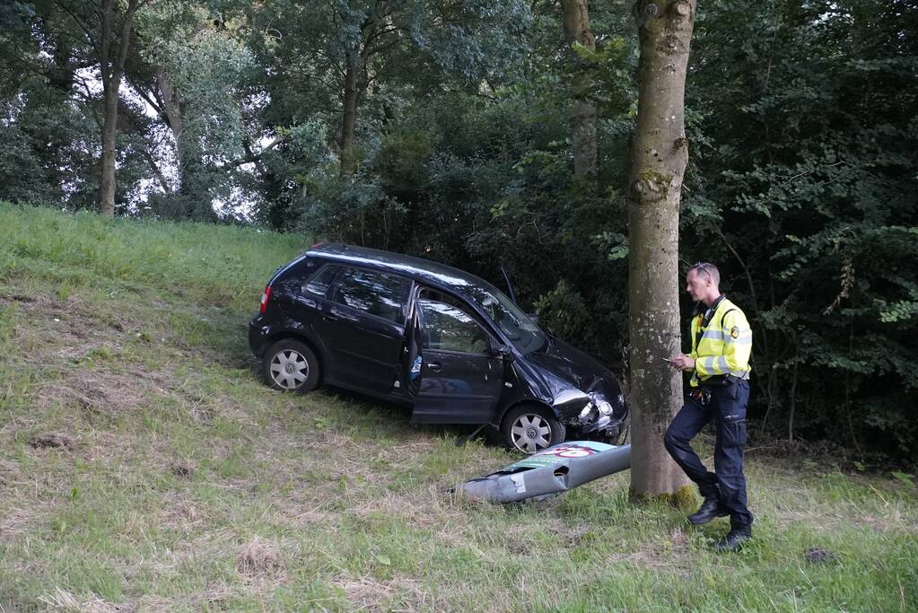 Dronken bestuurder ramt lantaarnpaal en rijdt talud af