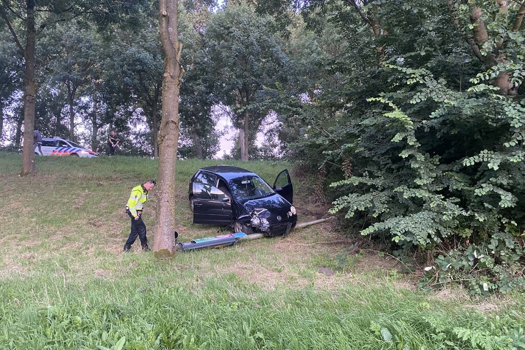 Dronken bestuurder ramt lantaarnpaal en rijdt talud af