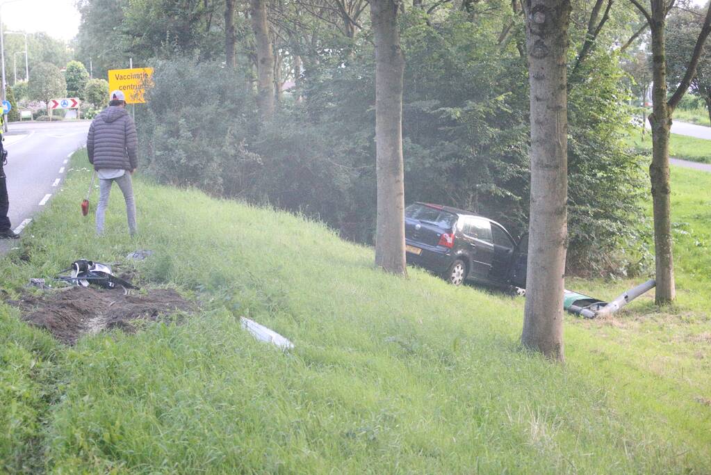 Dronken bestuurder ramt lantaarnpaal en rijdt talud af