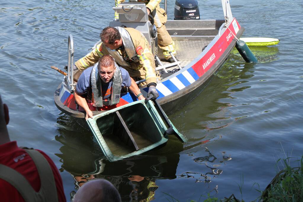 Zoektocht naar container in water