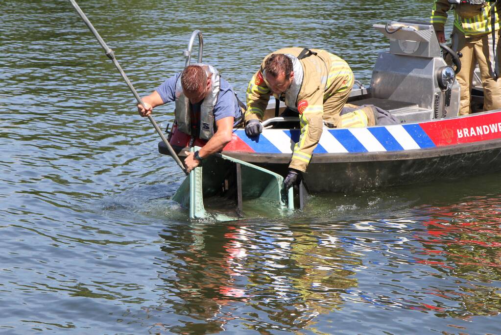 Zoektocht naar container in water