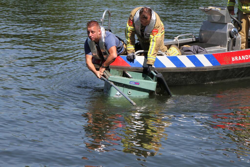 Zoektocht naar container in water