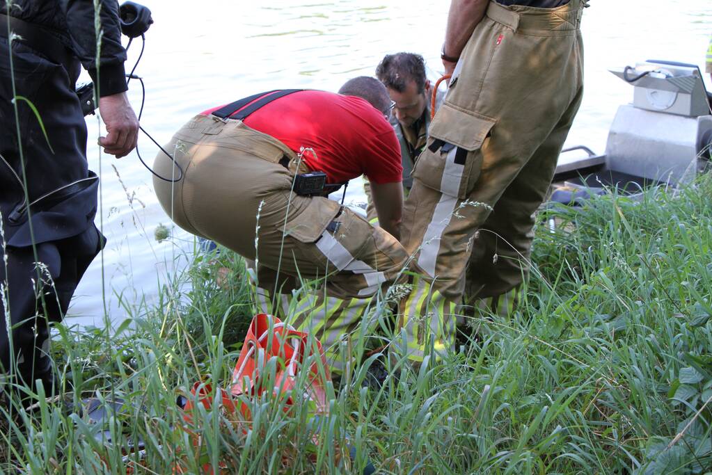 Zoektocht naar container in water