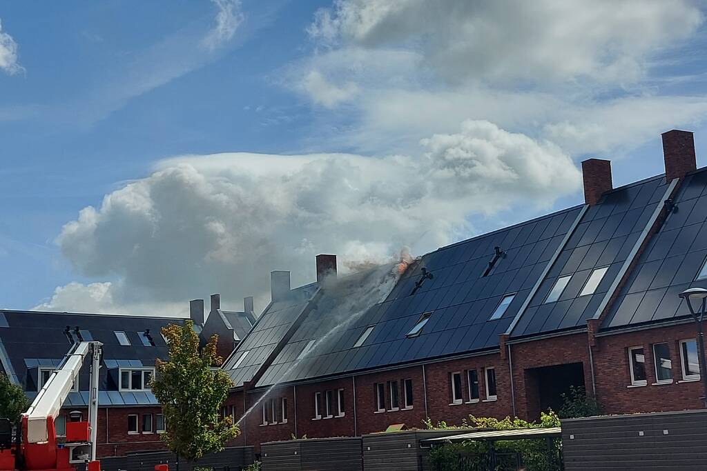 Zonnepanelen op dak verwoest door brand