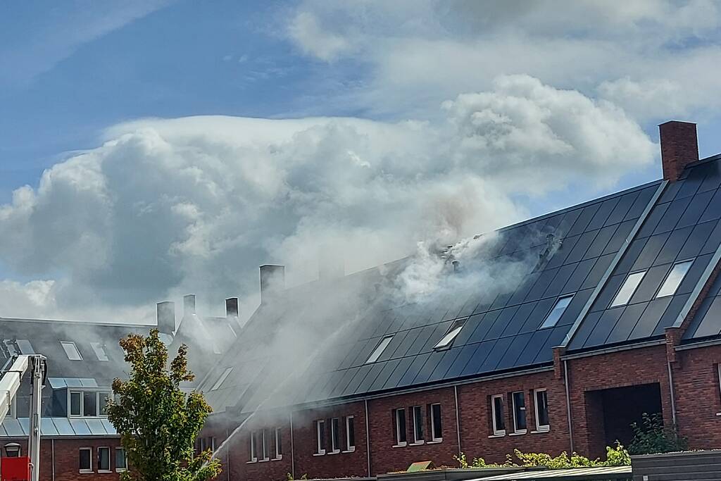 Zonnepanelen op dak verwoest door brand