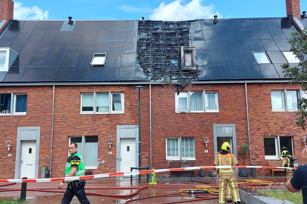 Zonnepanelen op dak verwoest door brand