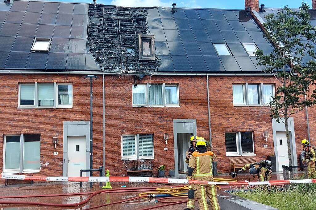 Zonnepanelen op dak verwoest door brand