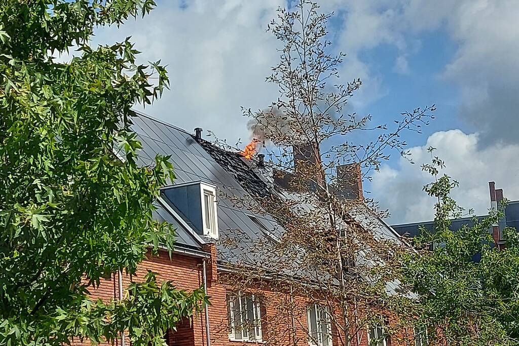 Zonnepanelen op dak verwoest door brand
