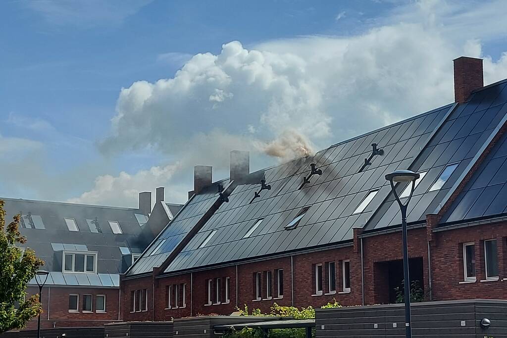 Zonnepanelen op dak verwoest door brand