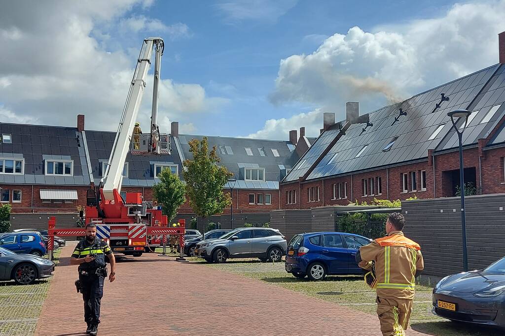 Zonnepanelen op dak verwoest door brand
