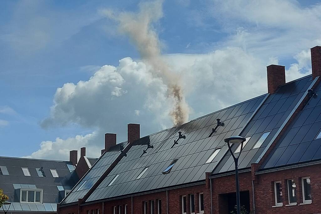 Zonnepanelen op dak verwoest door brand