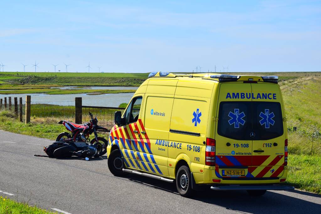 Twee scooters botsen op splitsing