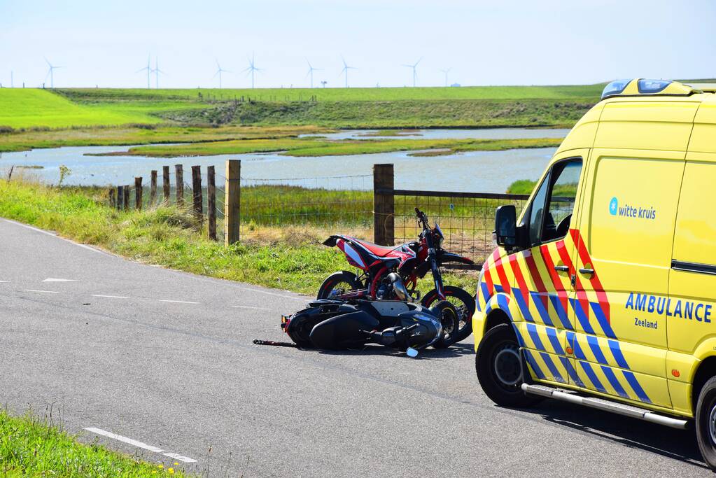 Twee scooters botsen op splitsing