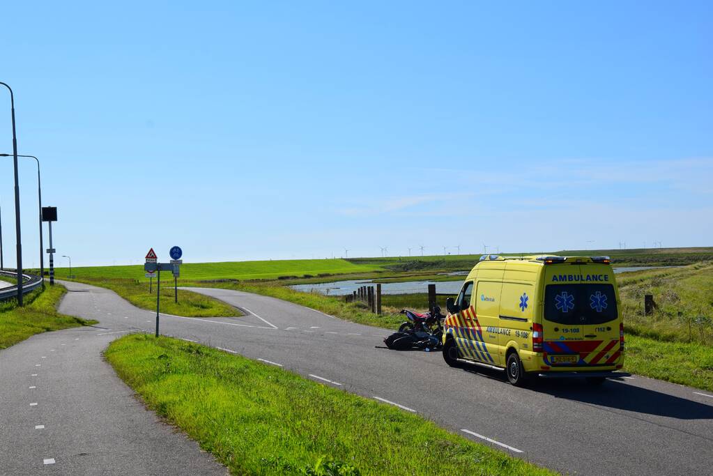 Twee scooters botsen op splitsing