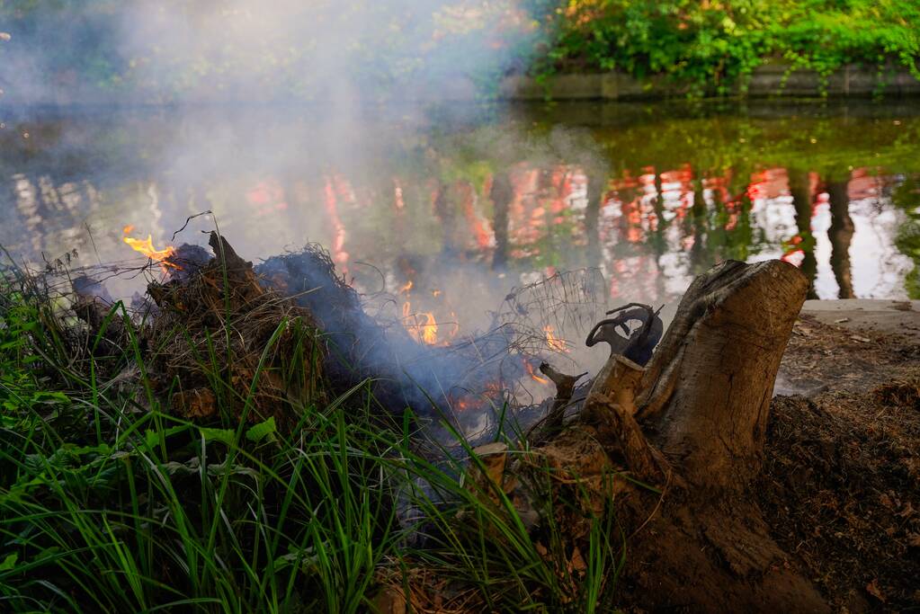 Rommel onder brug in brand gevlogen