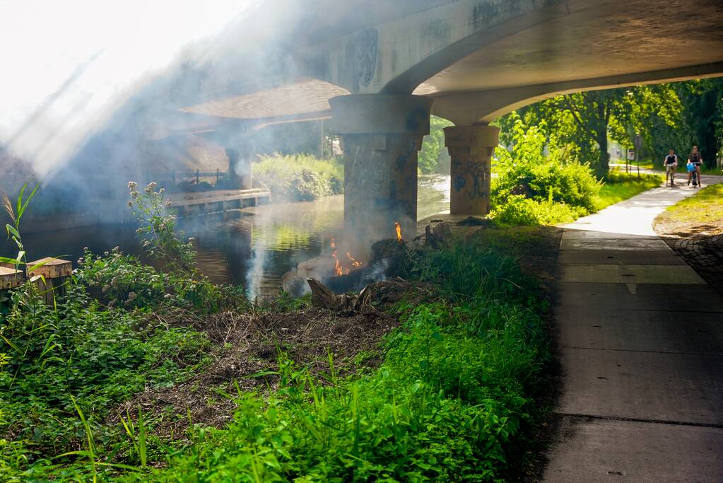 Rommel onder brug in brand gevlogen