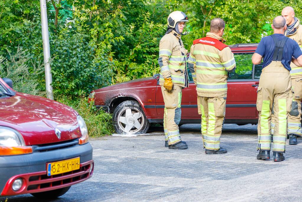 Geparkeerde auto vat vlam