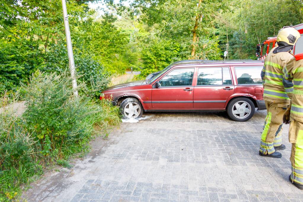 Geparkeerde auto vat vlam
