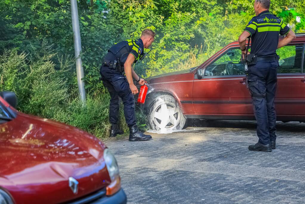 Geparkeerde auto vat vlam