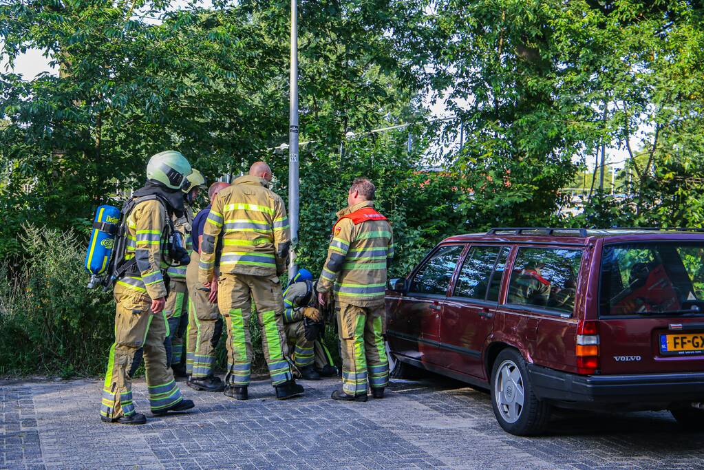 Geparkeerde auto vat vlam