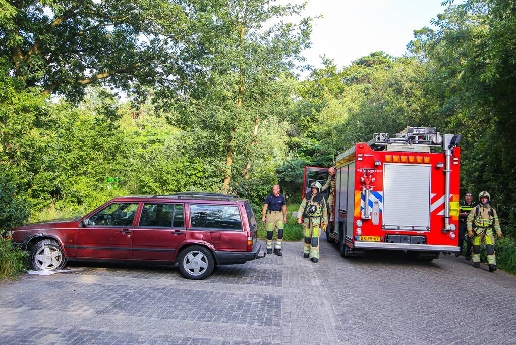 Geparkeerde auto vat vlam
