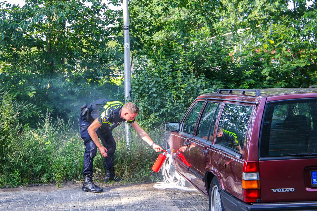 Geparkeerde auto vat vlam