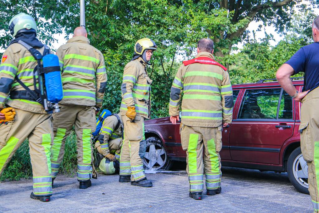 Geparkeerde auto vat vlam