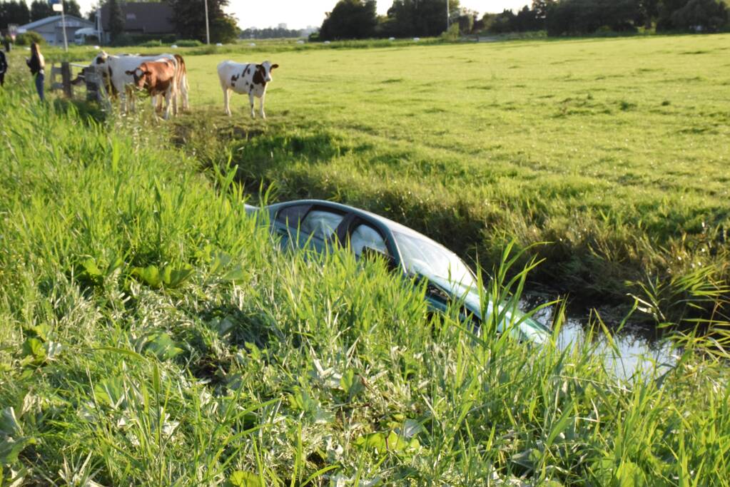 BMW M3 van 150000 euro belandt in sloot