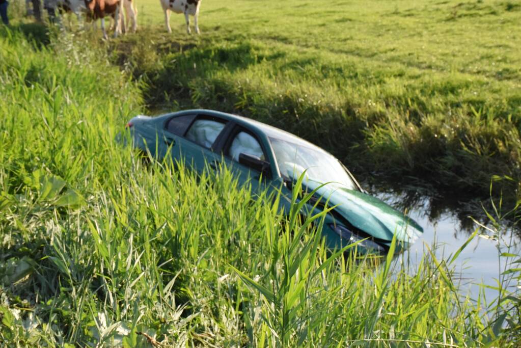 BMW M3 van 150000 euro belandt in sloot