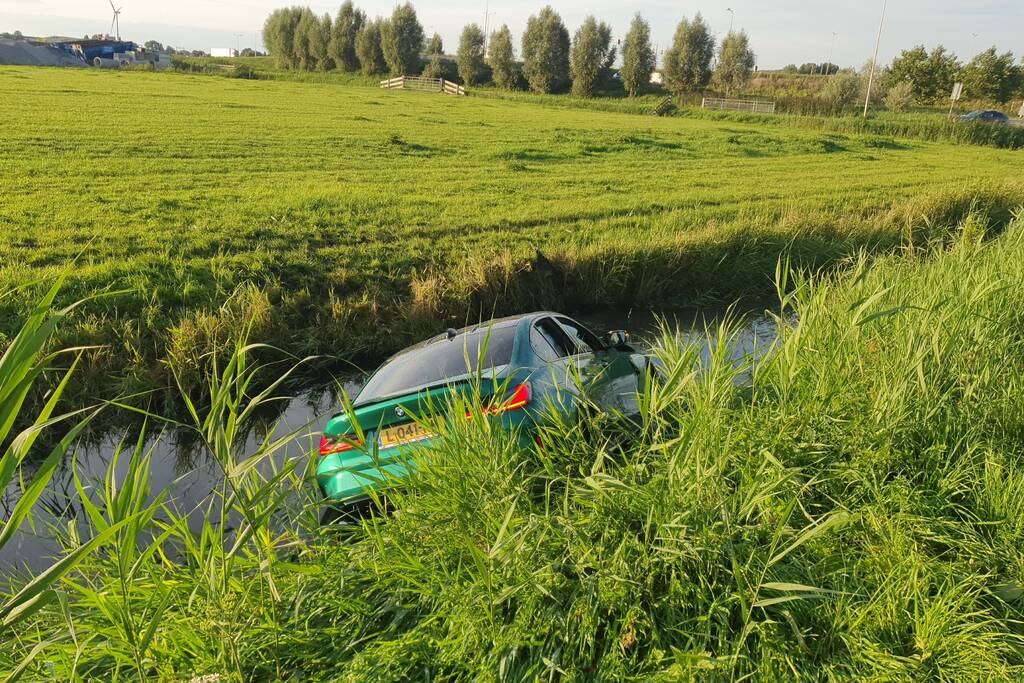 BMW M3 van 150000 euro belandt in sloot