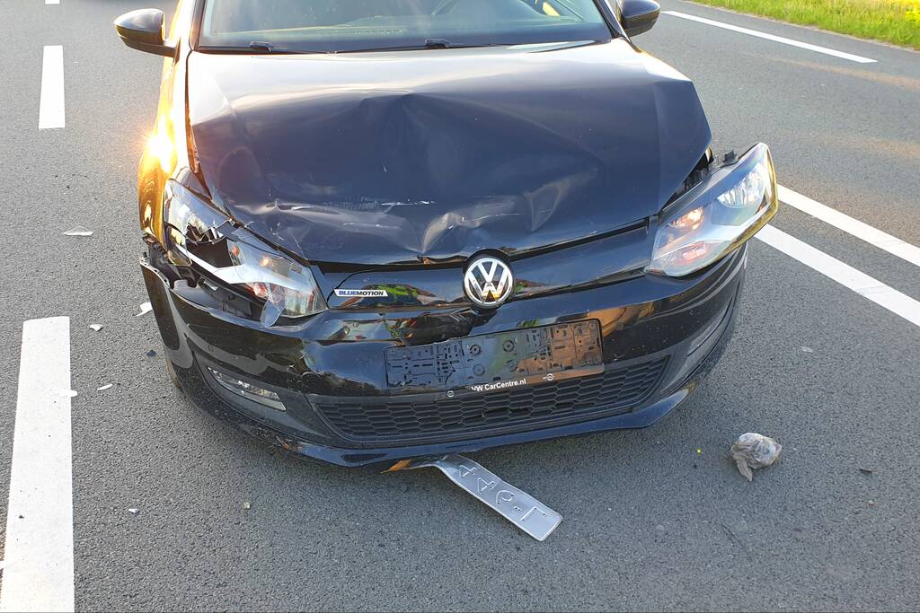 Drie auto's botsen op elkaar door afslaande auto