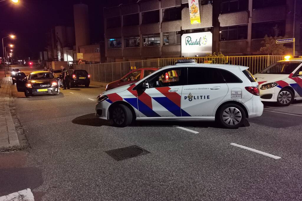 Twee voertuigen botsen met elkaar