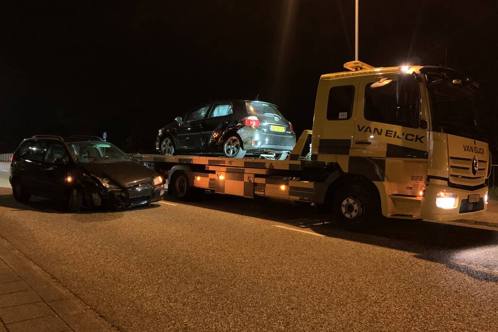 Twee voertuigen botsen met elkaar