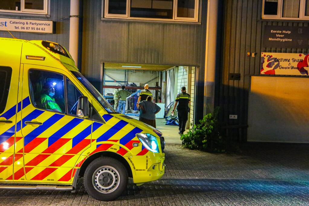 Persoon zwaargewond door incident in garage