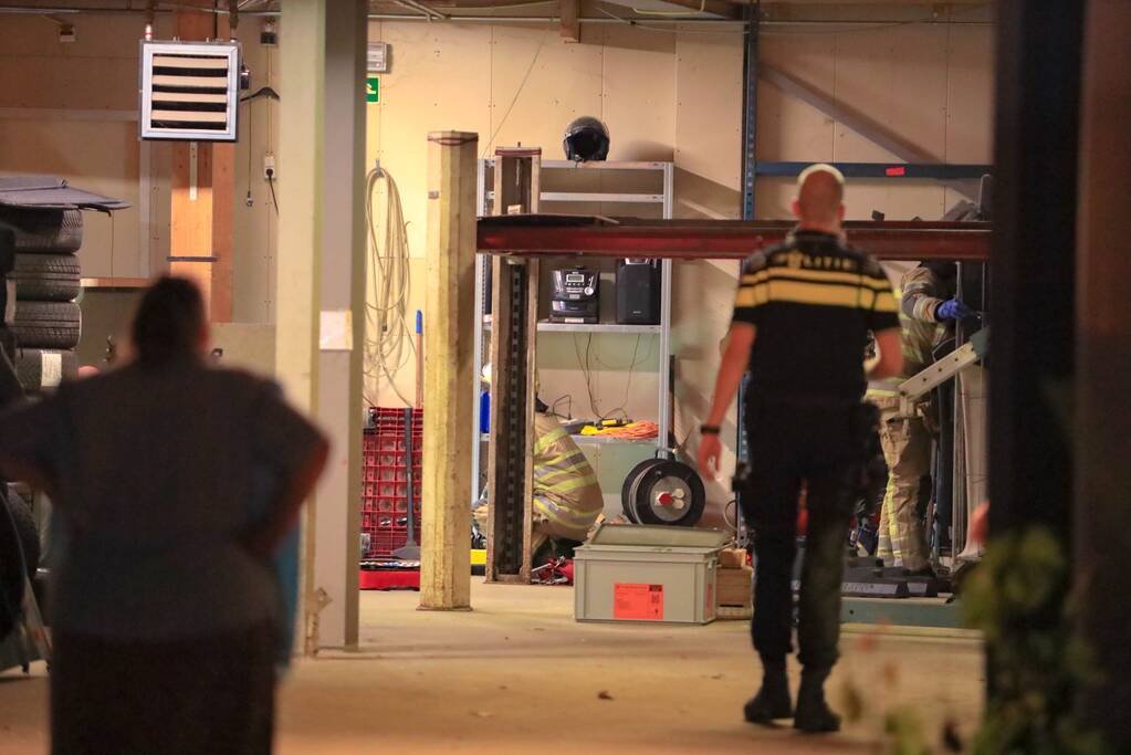 Persoon zwaargewond door incident in garage