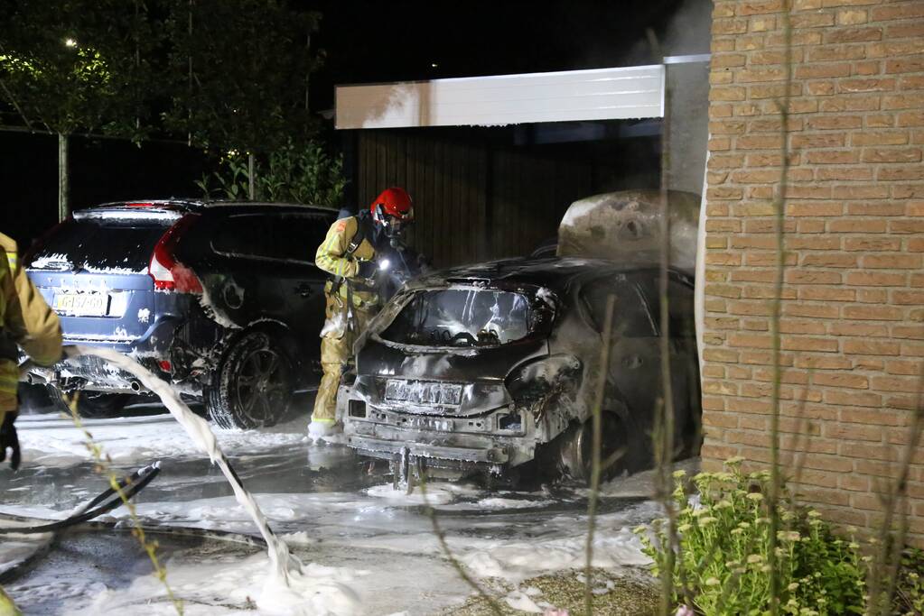 Personenauto volledig uitgebrand