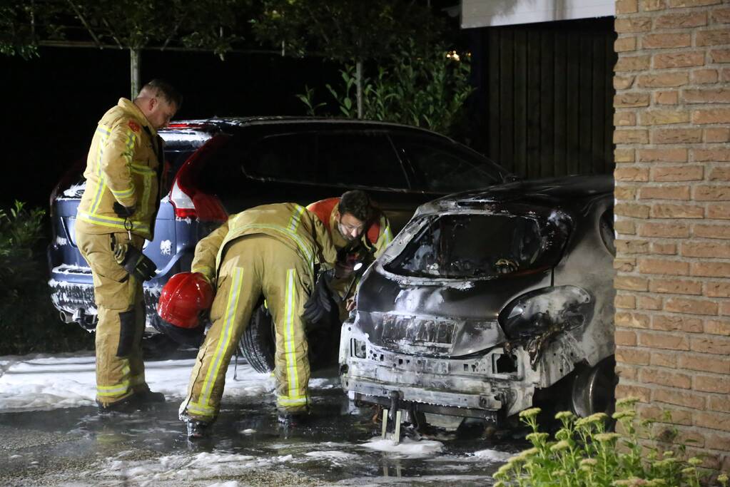 Personenauto volledig uitgebrand