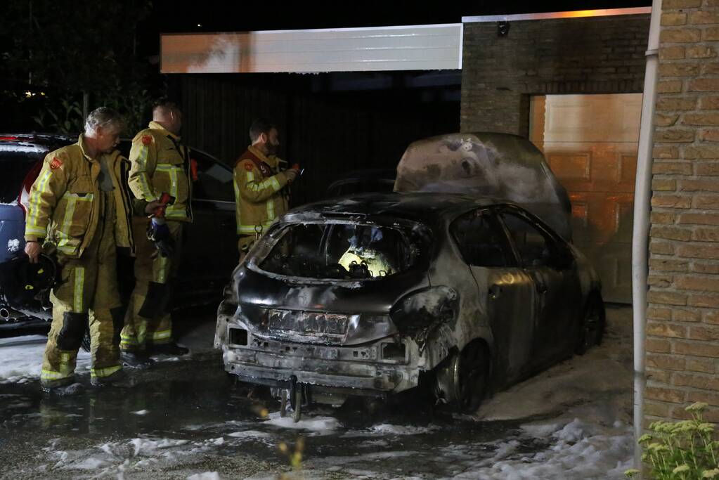 Personenauto volledig uitgebrand